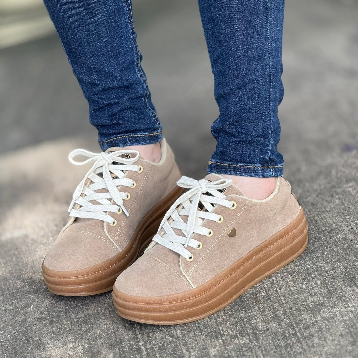 Tenis Cora Comfort para mujer (beige) – diseño anatómico, estilo casual y máxima comodidad para el uso diario.