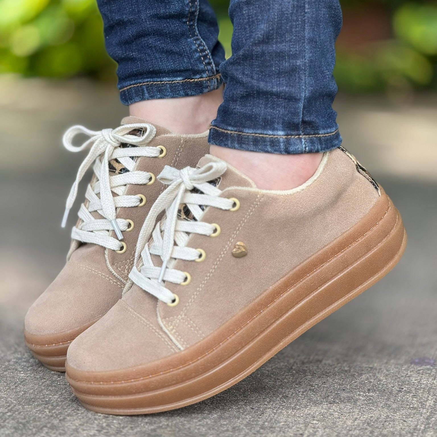 Tenis Cora Comfort para mujer (beige) – diseño anatómico, estilo casual y máxima comodidad para el uso diario.
