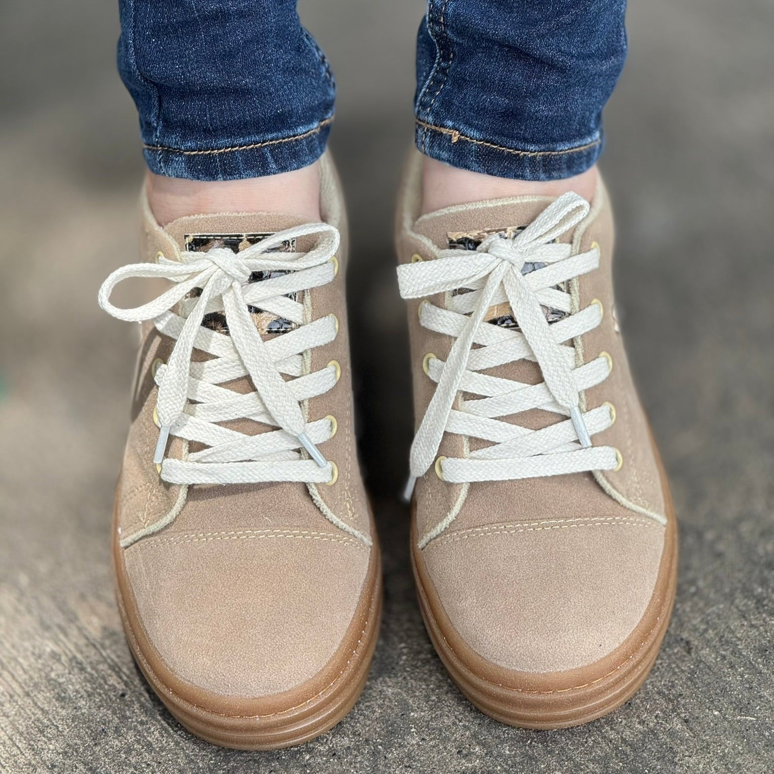 Tenis Cora Comfort para mujer (beige) – diseño anatómico, estilo casual y máxima comodidad para el uso diario.