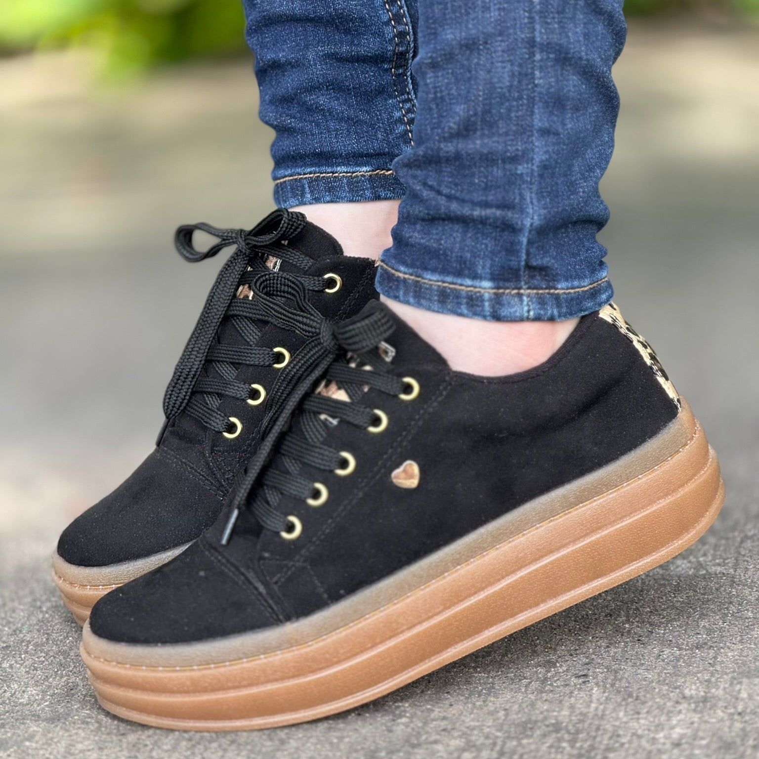 Tenis Cora Comfort para mujer (negro) – diseño anatómico, estilo casual y máxima comodidad para el uso diario.