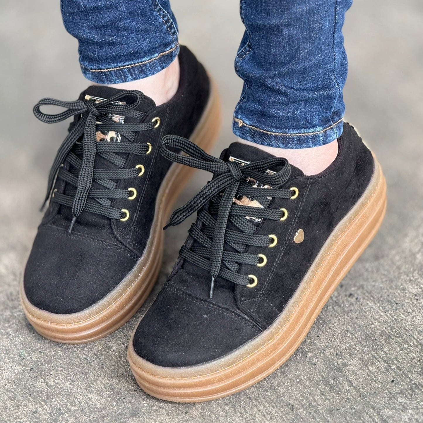 Tenis Cora Comfort para mujer (negro) – diseño anatómico, estilo casual y máxima comodidad para el uso diario.