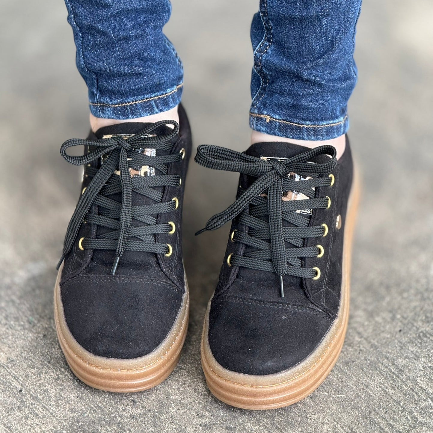 Tenis Cora Comfort para mujer (negro) – diseño anatómico, estilo casual y máxima comodidad para el uso diario.