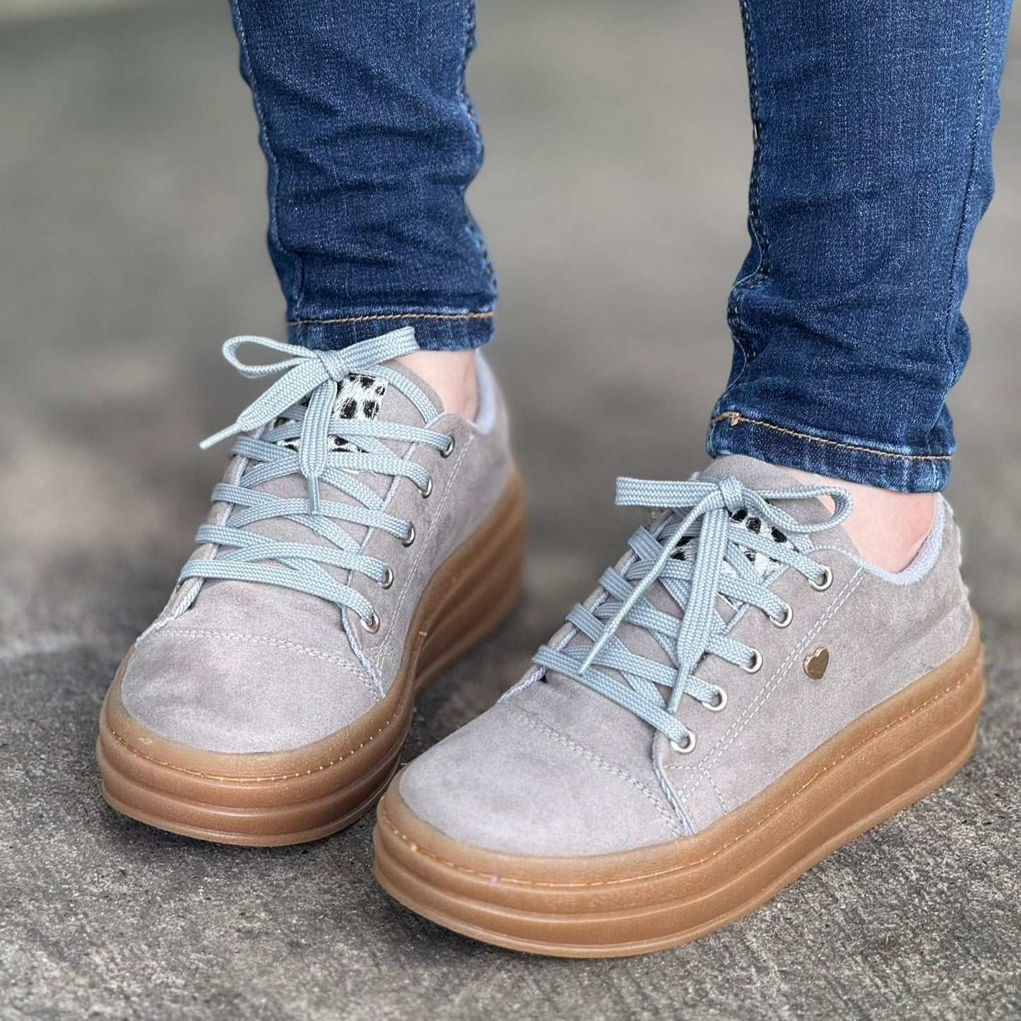 Tenis Cora Comfort para mujer (gris) – diseño anatómico, estilo casual y máxima comodidad para el uso diario.