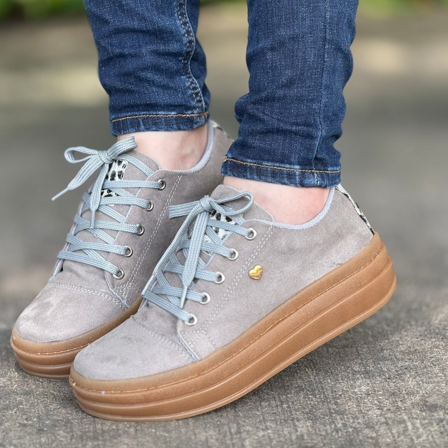 Tenis Cora Comfort para mujer (gris) – diseño anatómico, estilo casual y máxima comodidad para el uso diario.