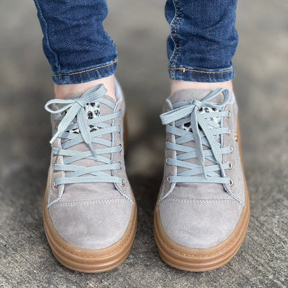 Tenis Cora Comfort para mujer (gris) – diseño anatómico, estilo casual y máxima comodidad para el uso diario.