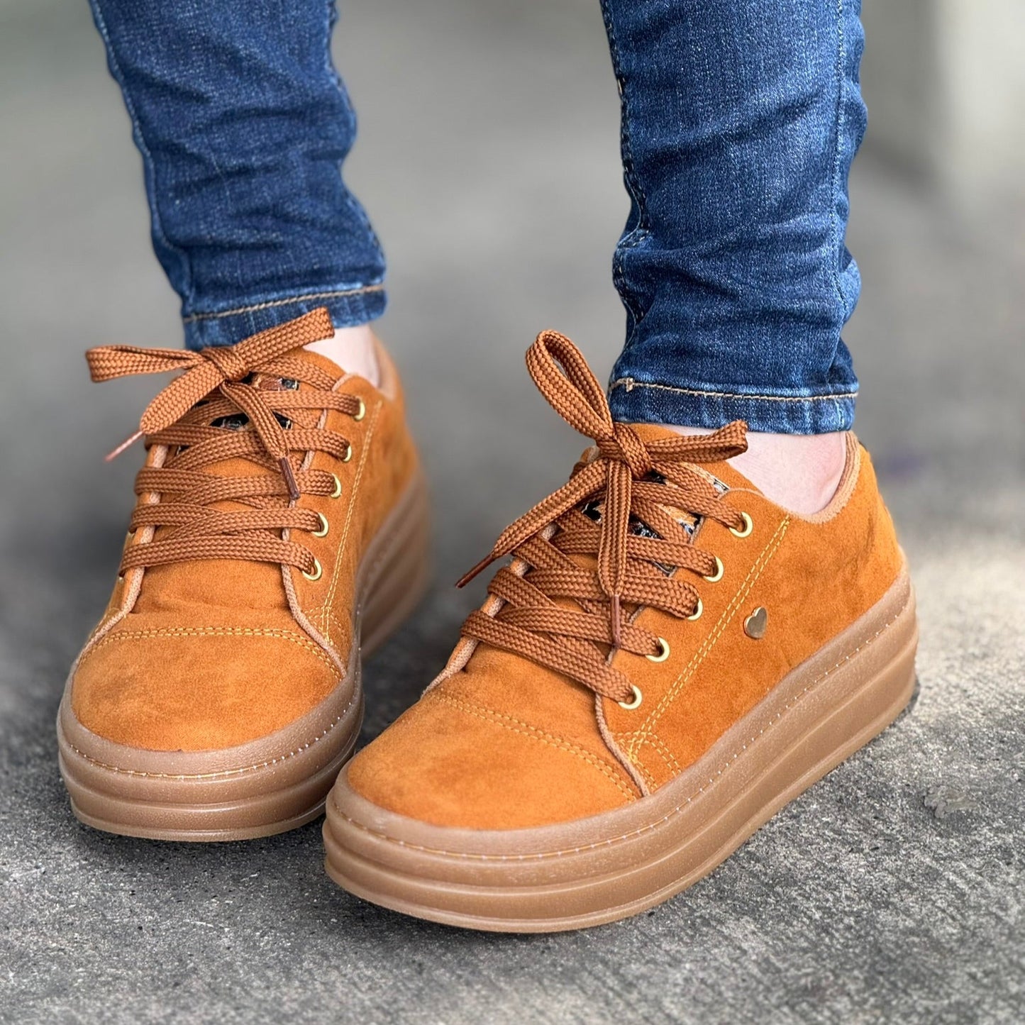 Tenis Cora Comfort para mujer (avellana) – diseño anatómico, estilo casual y máxima comodidad para el uso diario.