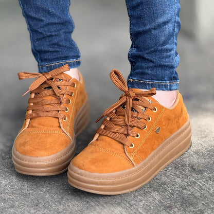 Tenis Cora Comfort para mujer (avellana) – diseño anatómico, estilo casual y máxima comodidad para el uso diario.