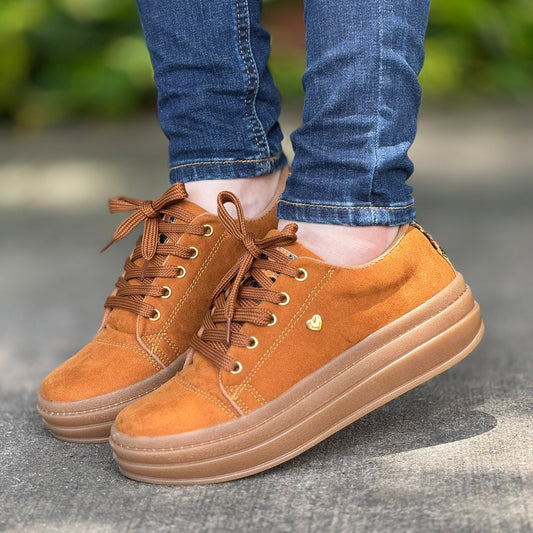 Tenis Cora Comfort para mujer (avellana) – diseño anatómico, estilo casual y máxima comodidad para el uso diario.