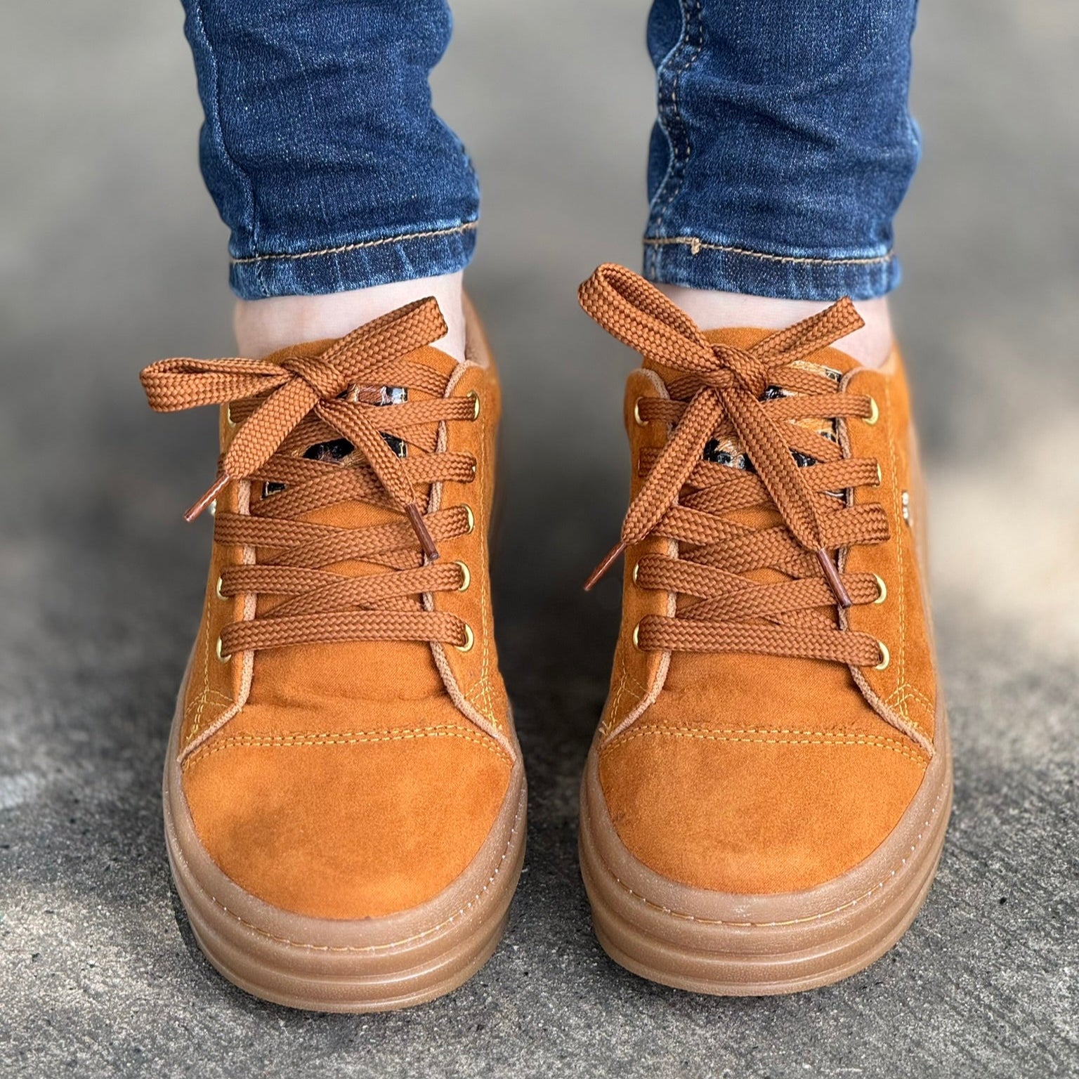 Tenis Cora Comfort para mujer (avellana) – diseño anatómico, estilo casual y máxima comodidad para el uso diario.